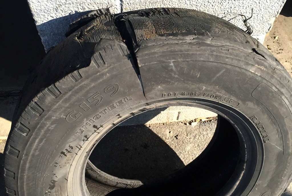 trailer-tire-blowout-2